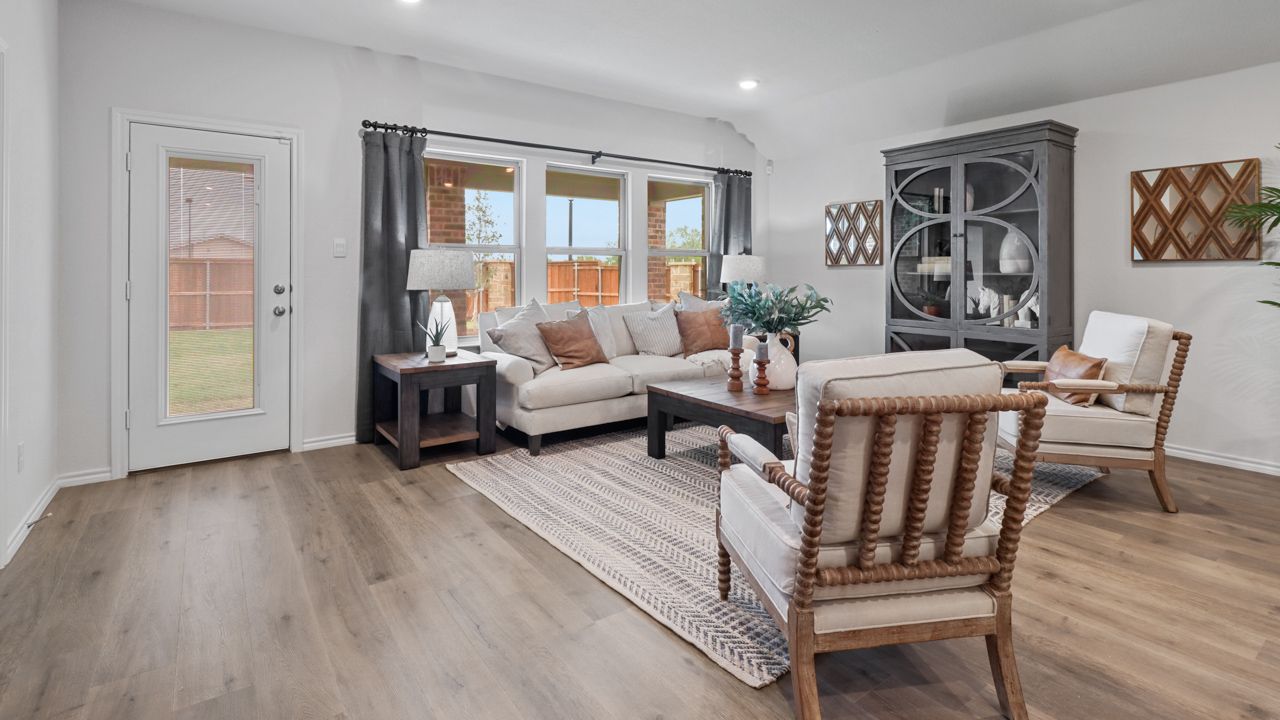 2914 Drury Lane. Ennis, TX 75119