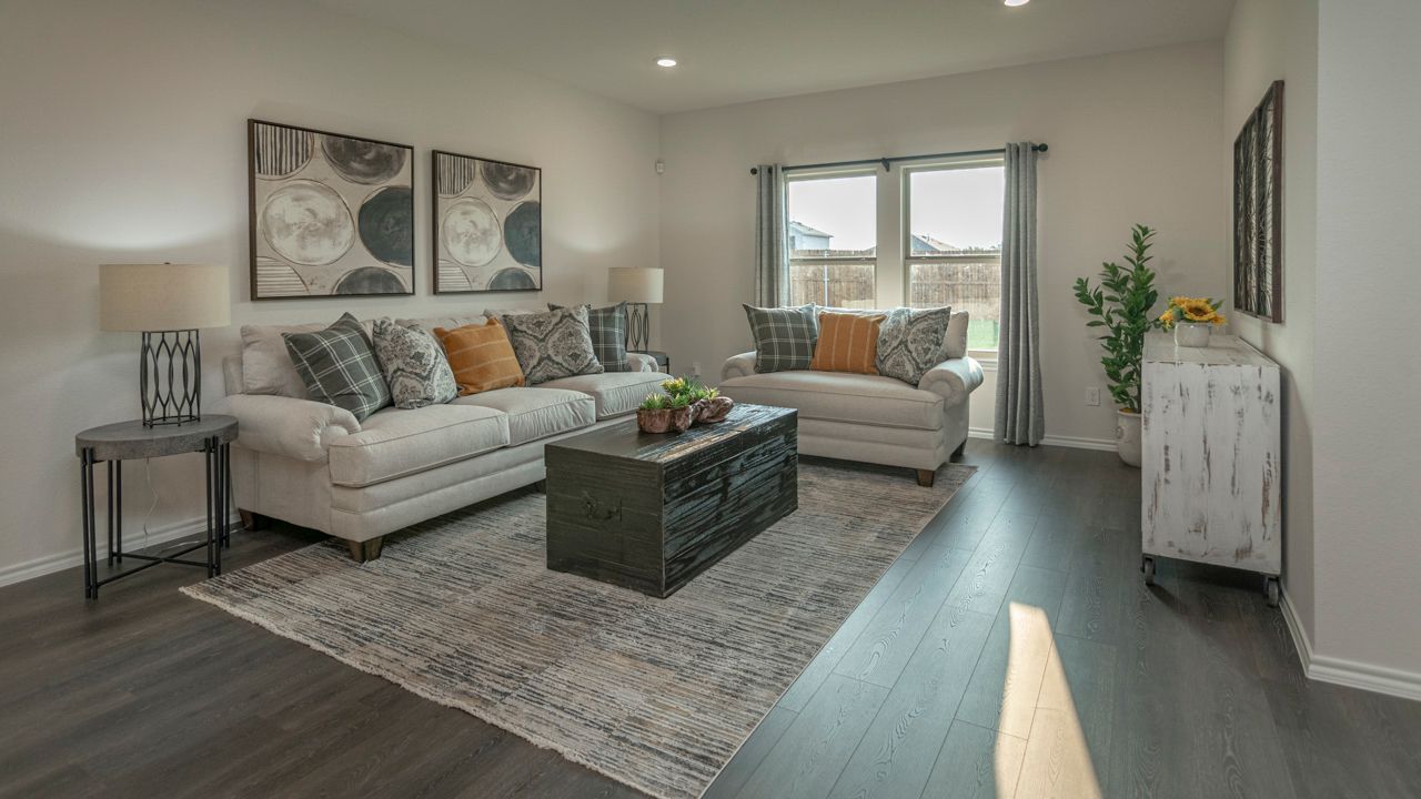 2914 Drury Lane. Ennis, TX 75119