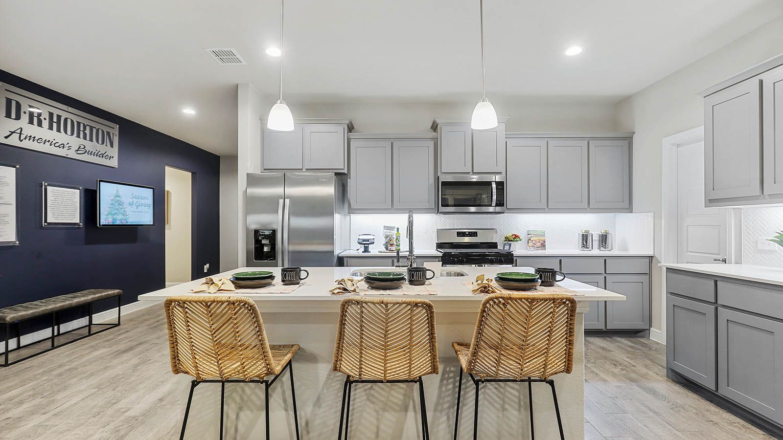 138 Sandstone Circle. Granbury, TX 76048