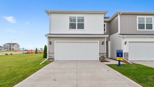 Prairie Village Townhomes por D.R. Horton Basic en Iowa City Iowa