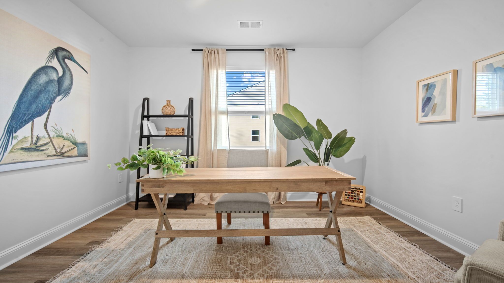 1053 Lakes Boulevard (Cali)