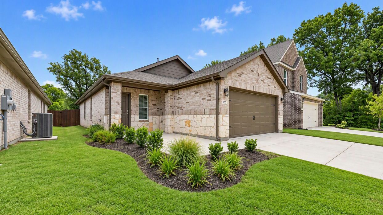 Amber - Hanolley Hills: Sherman, Texas - D.R. Horton