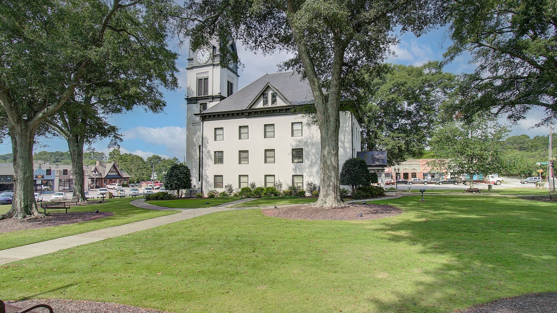 Fayetteville City Hall in the Fayettville downtown sqaure.