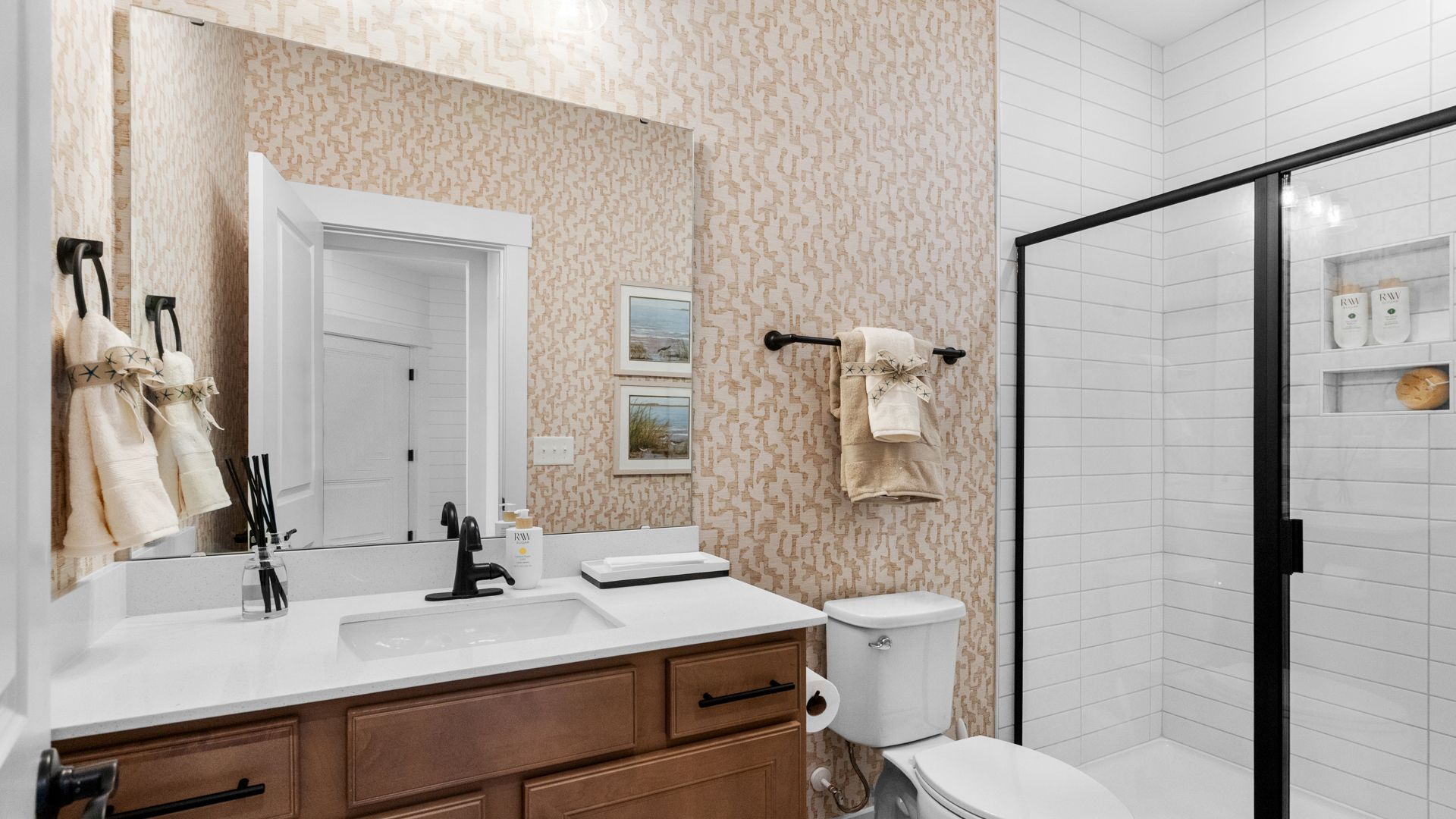 Secondary bathroom on the first floor with modern finishes and functional design.