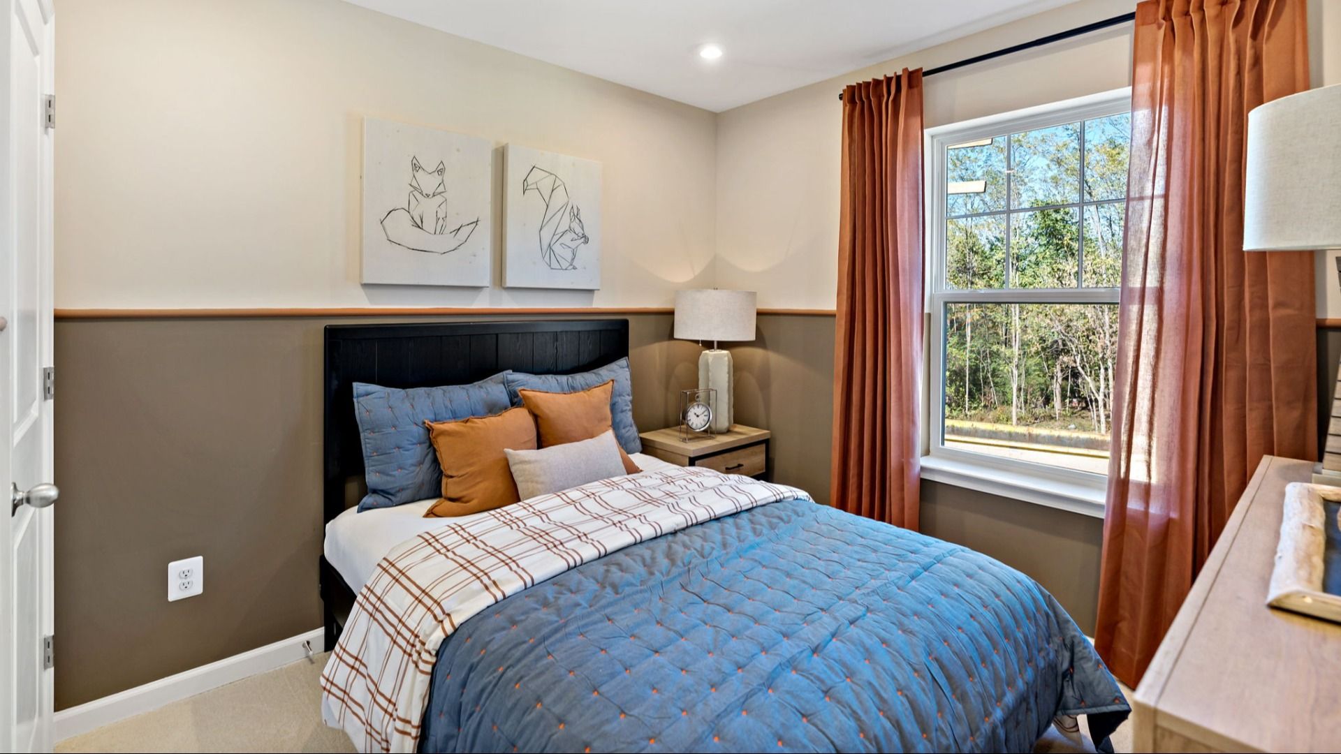The second bedroom is ideal for children or guests, with a bright and inviting layout.