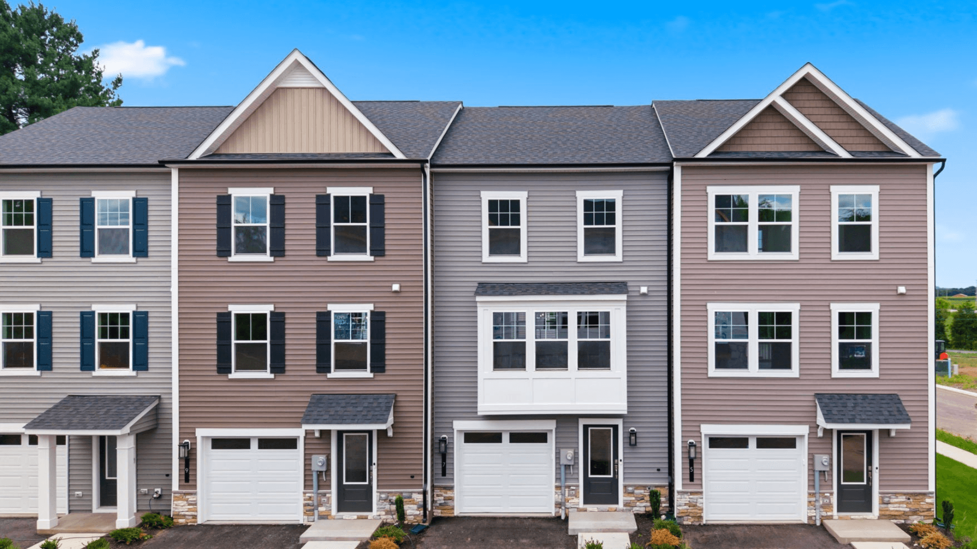 York II Garage - Table Rock Terrace Townhomes: Gettysburg, Maryland - DRB Homes