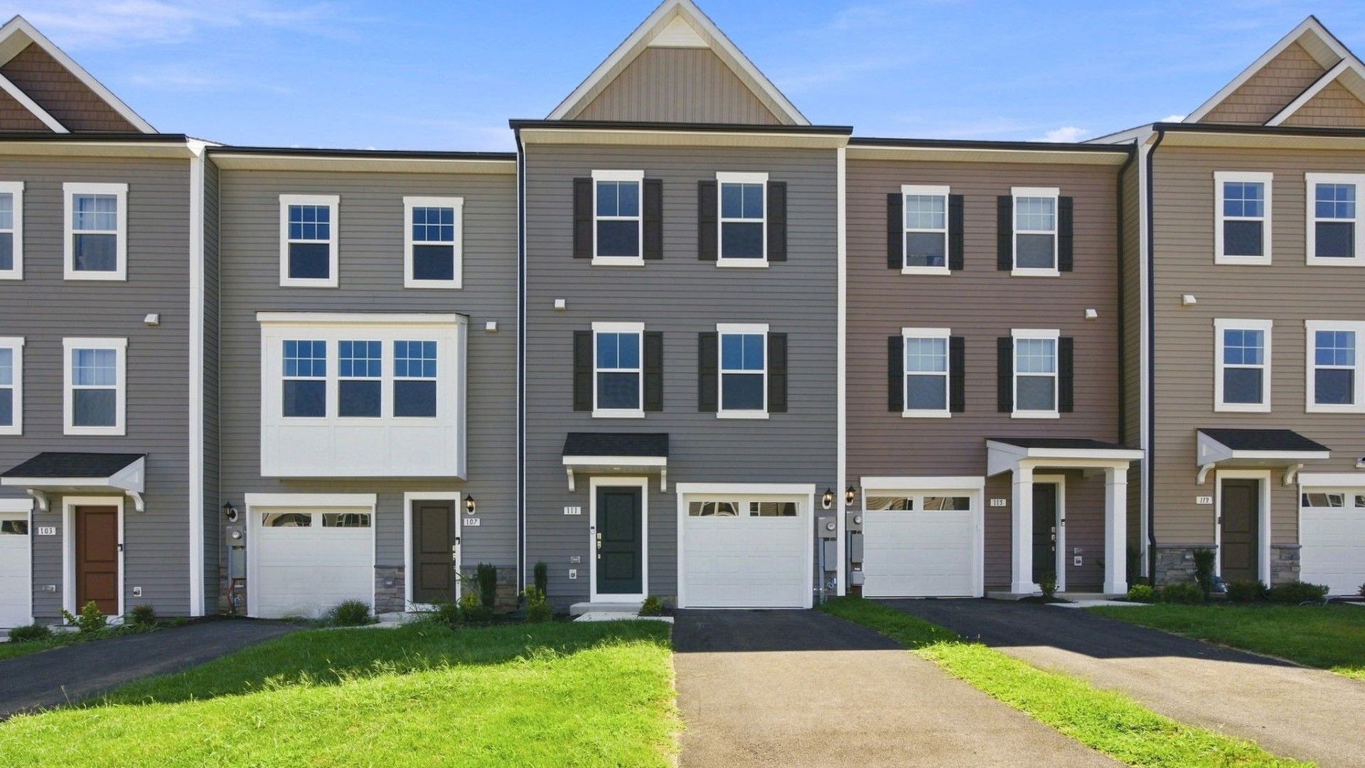 York II Garage - King's Crossing Townhomes: Charles Town, District Of Columbia - DRB Homes