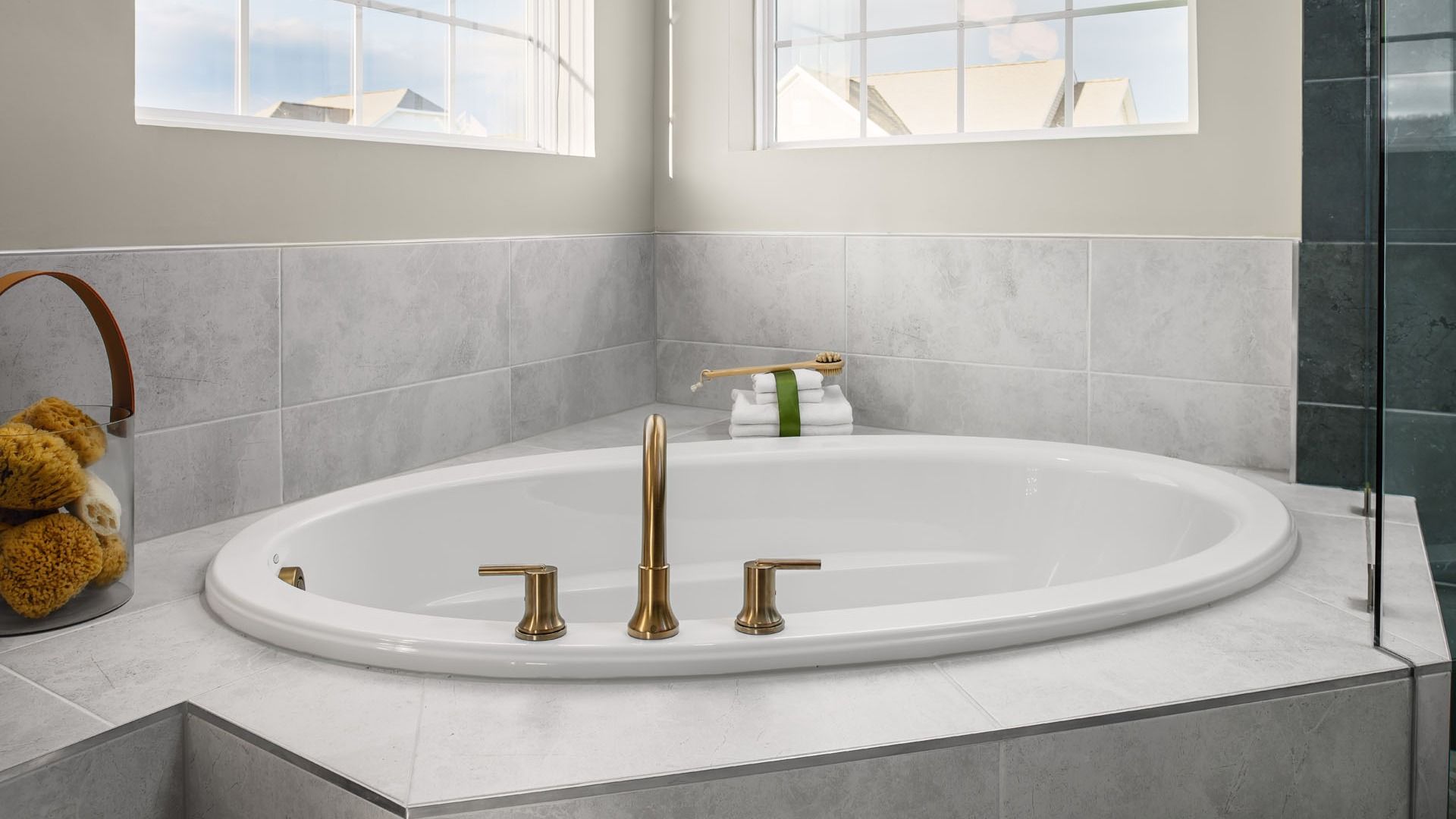 Emory II Owner's Suite Bath Soaking Tub