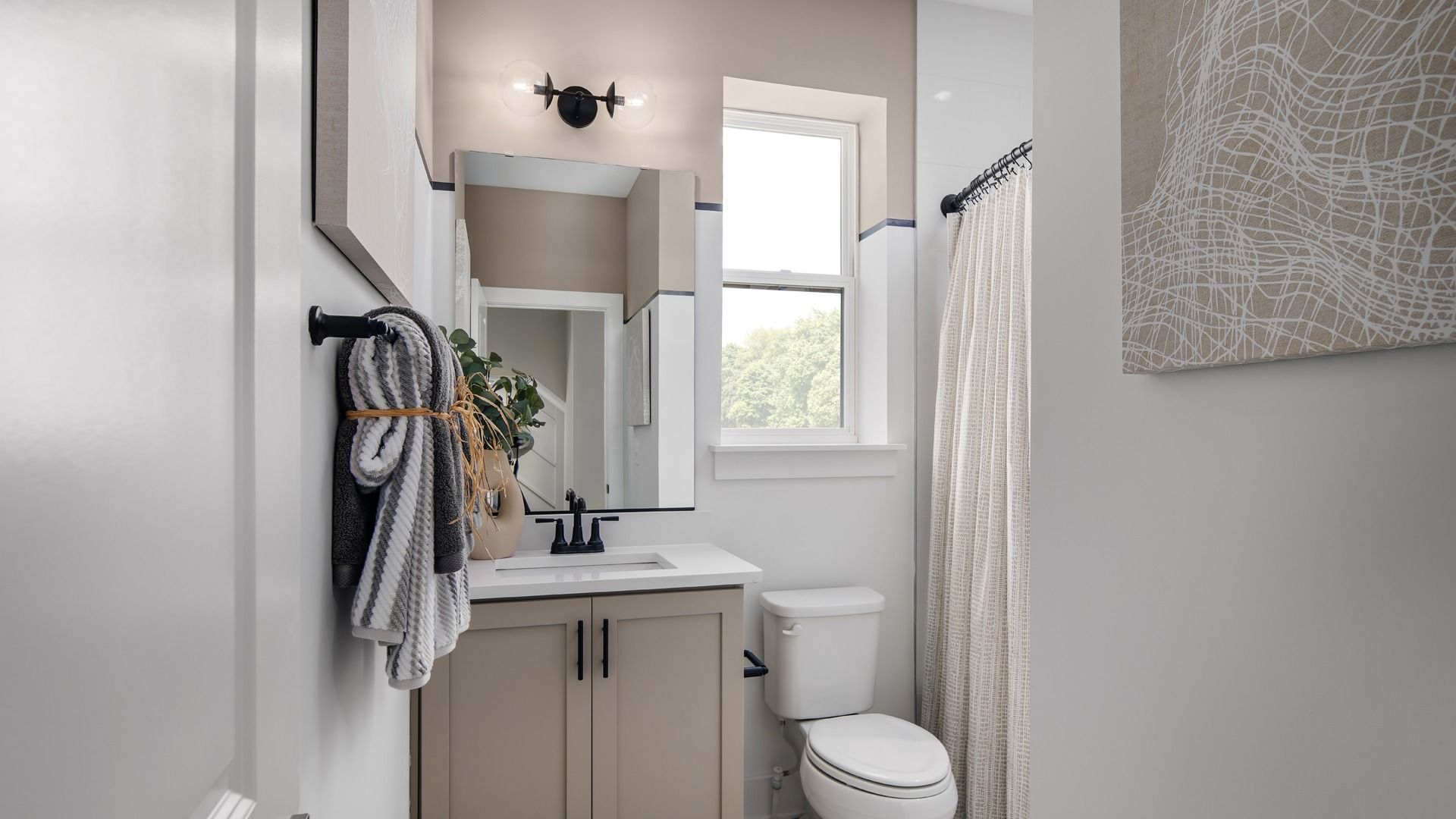 Rockland Secondary Full Bathroom