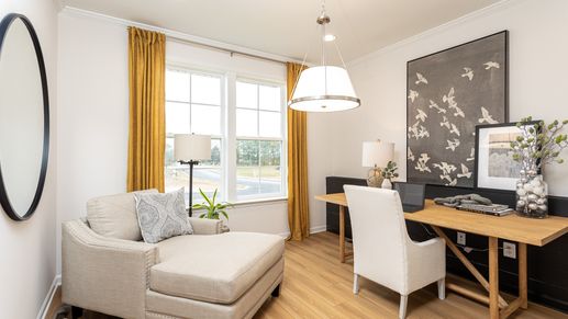 The study in the Regent II is the perfect space for hobbies, with room for a writing desk.