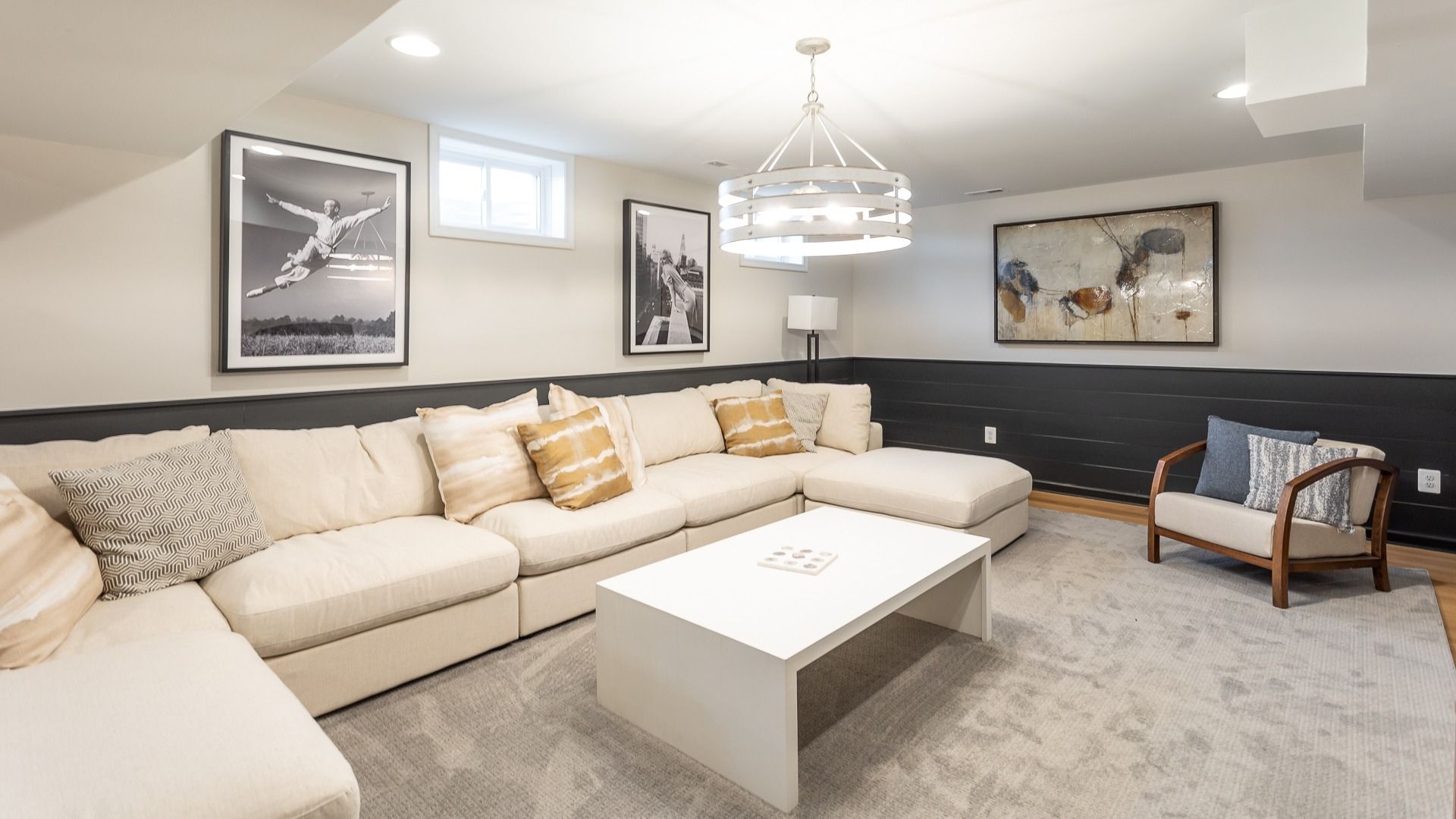 The finished lower level in the Regent II offers a comfortable space for seating and relaxation.