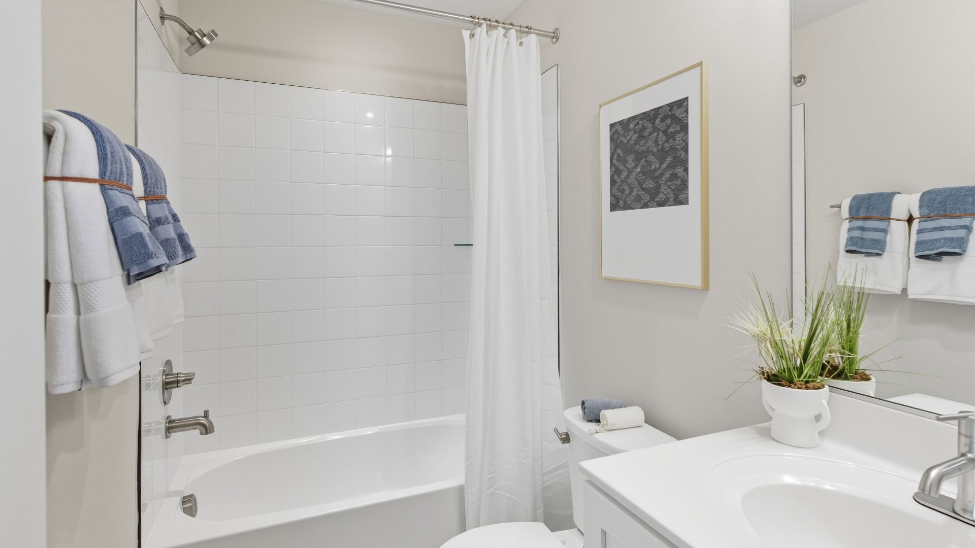 Bedford II Upper Level Hall Bath