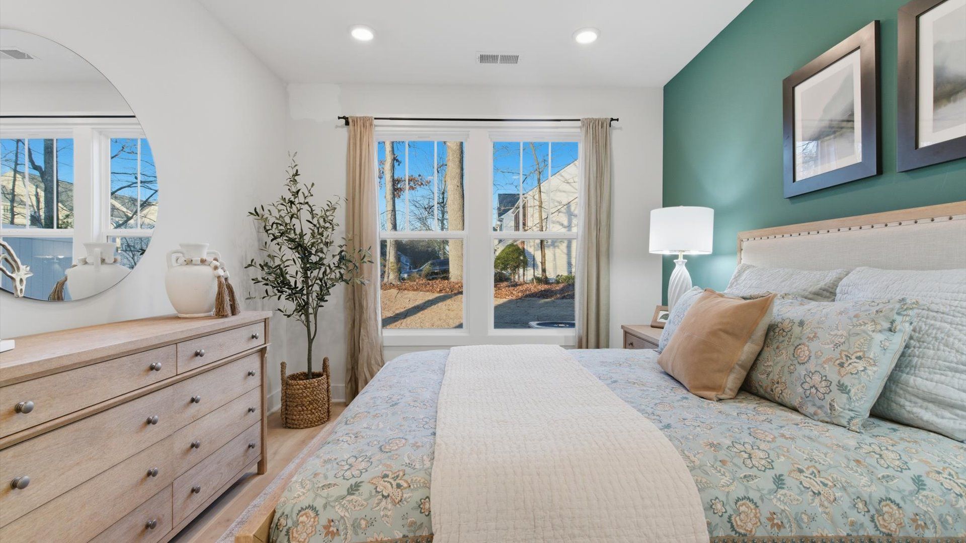 Desirable primary suite layout with spacious en suite bath in a proven, established community at Pelham Crossing