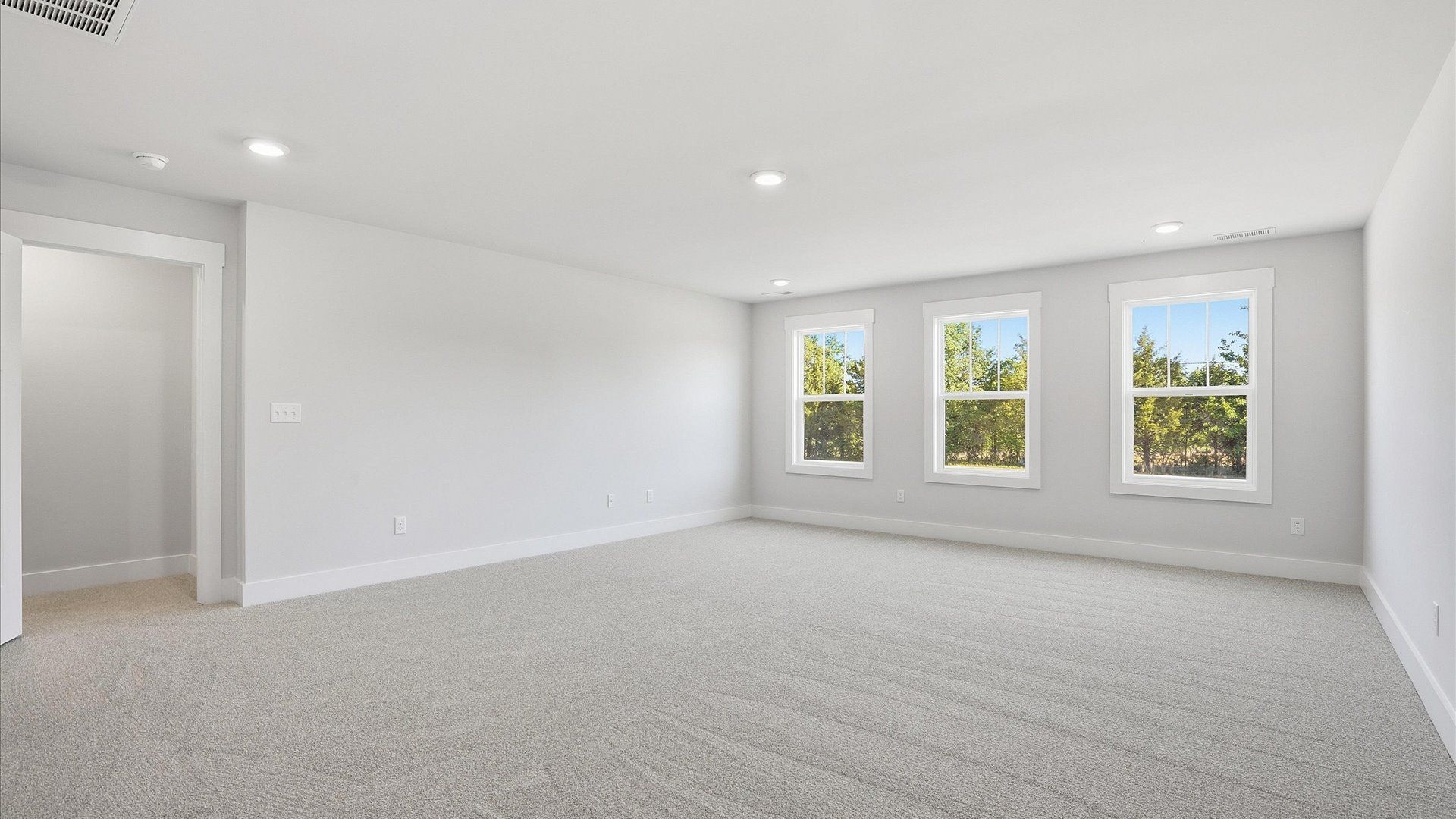 Stylish bonus retreat with carpeted flooring and accomplished architectural detail located in Woodruff, SC