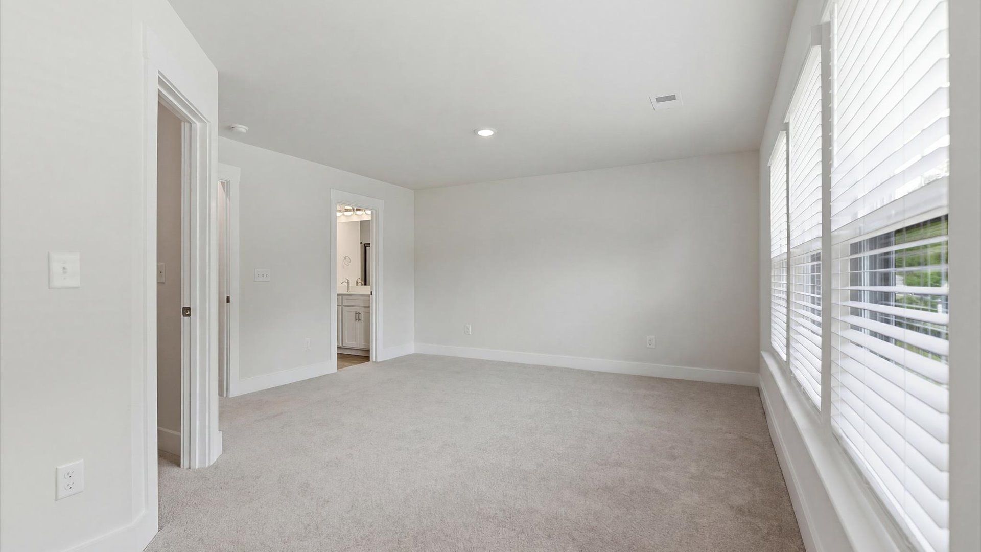 Desirable primary suite layout with spacious en suite bath in a proven, established community in Simpsonville, SC
