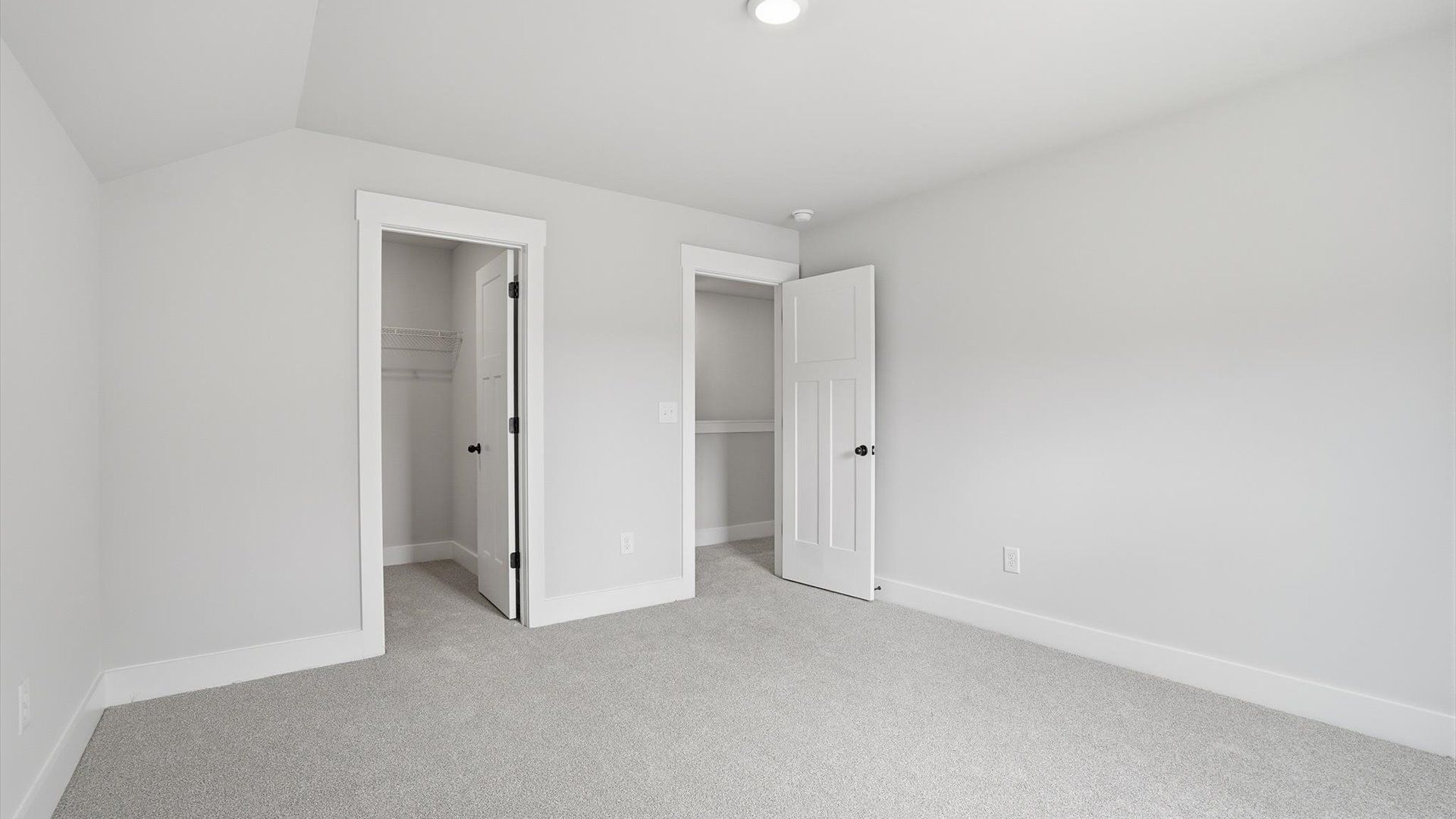 First-class bedroom with generous proportions, a walk-in closet, and beautiful natural light through a large window