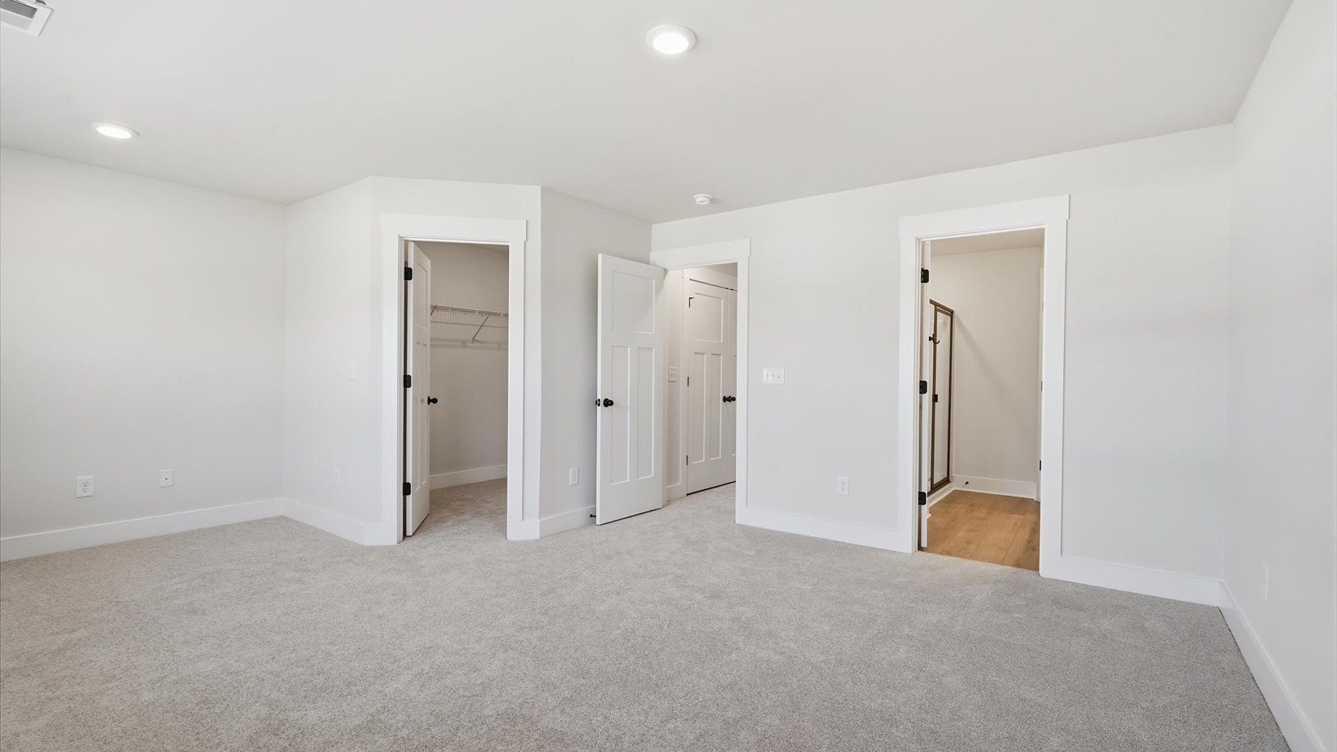 Desirable primary suite layout with spacious en suite bath in a proven, established community in Piedmont, SC