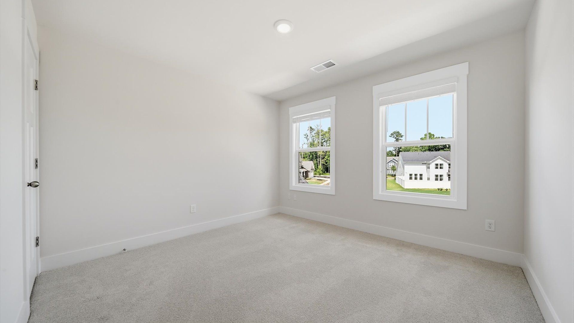 First-class bedroom with generous proportions, a walk-in closet, and beautiful natural light through large windows