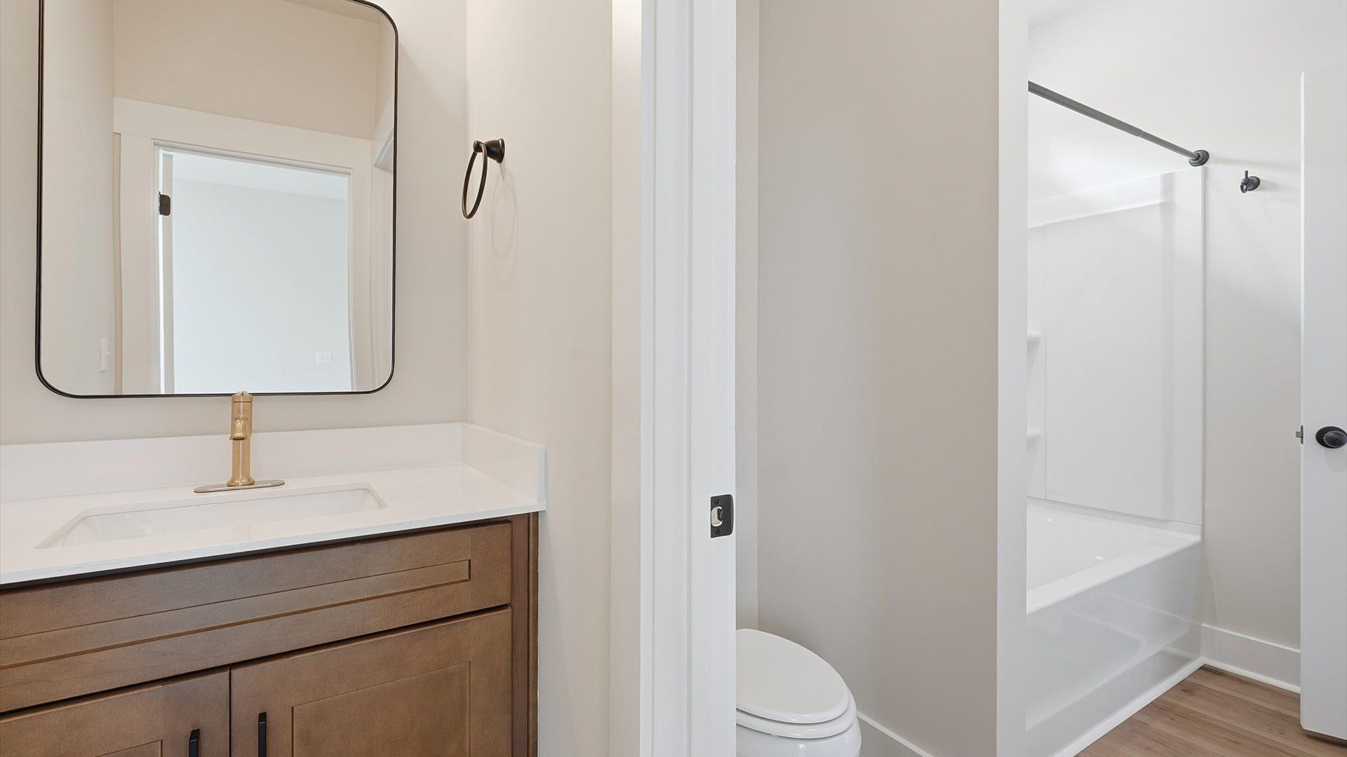 First-rate full bath featuring modern surfaces and a fresh, current color palette