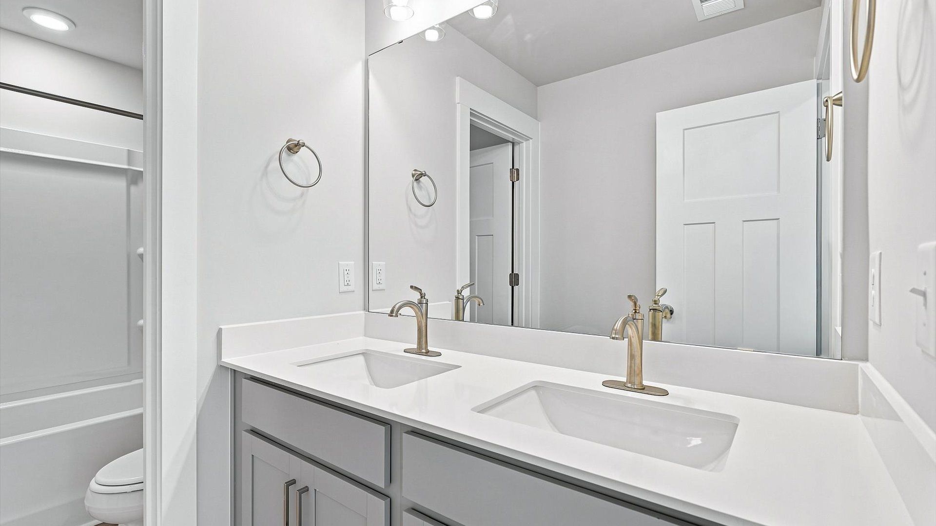 Well-appointed full bath with high standards of craftsmanship and everyday function
