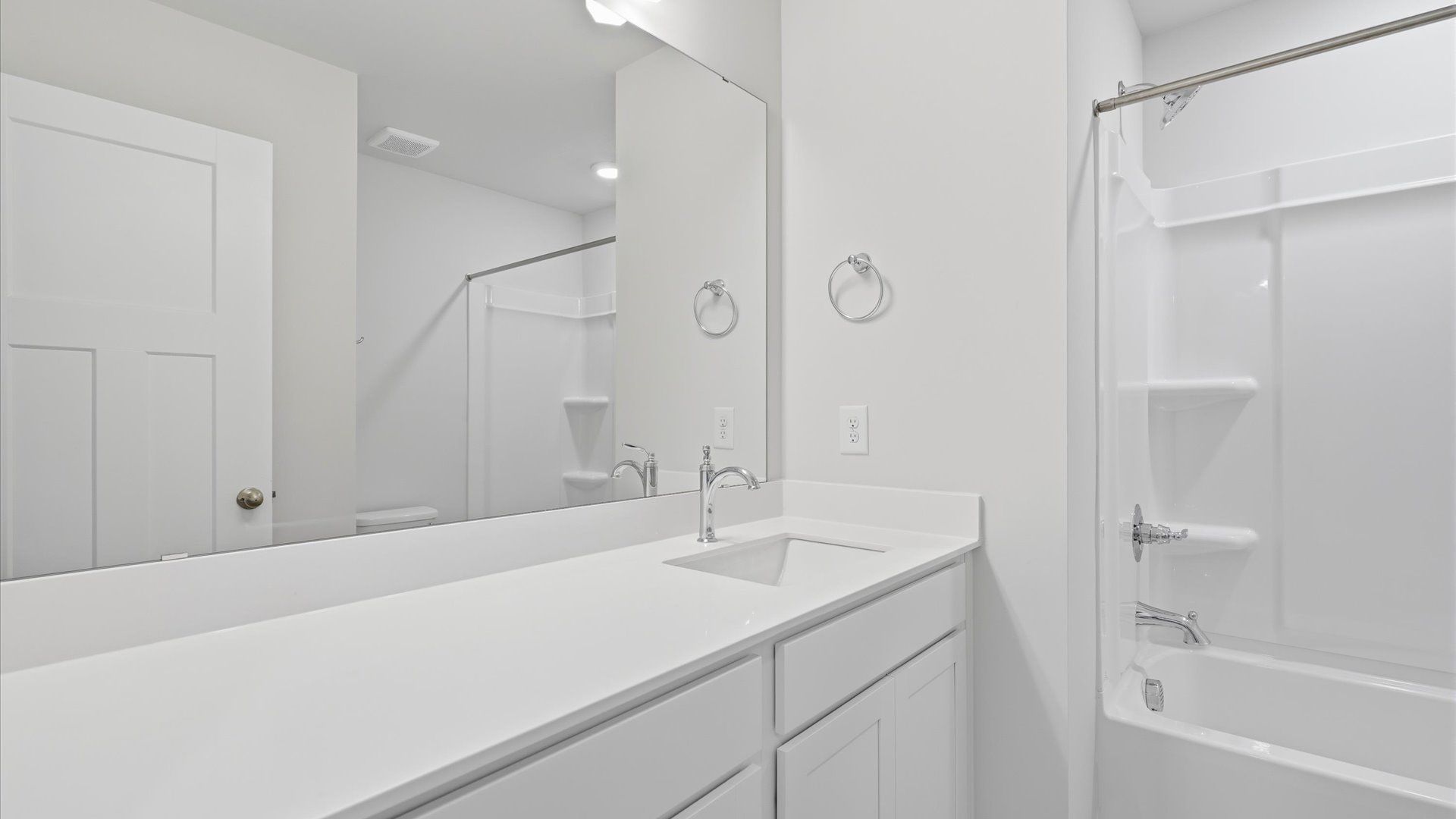 First-rate full bath featuring modern surfaces and a fresh, current color palette located at the Silo Ridge community