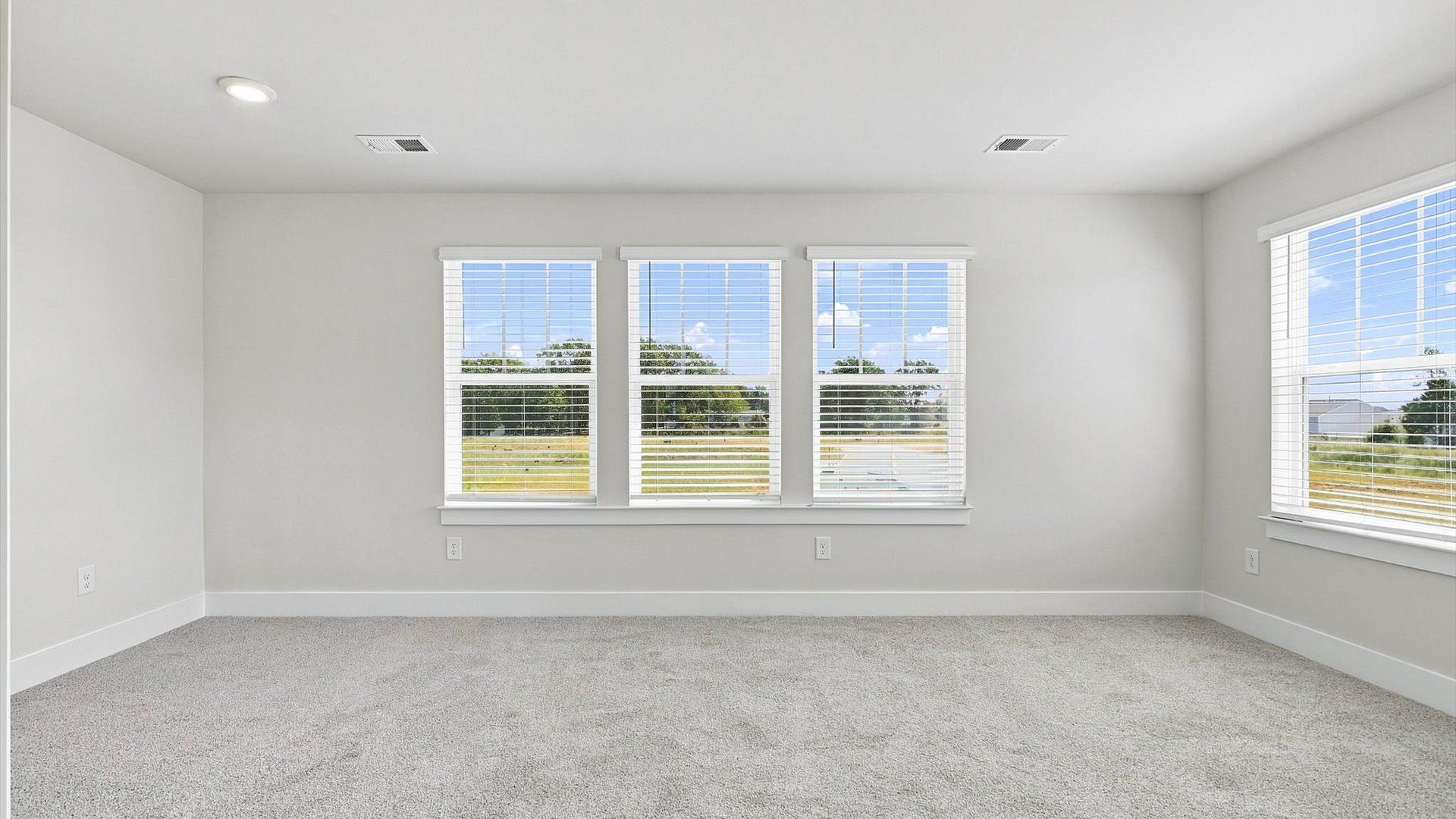 Desirable primary suite layout with spacious en suite bath in a proven, established community at Saluda Crossing