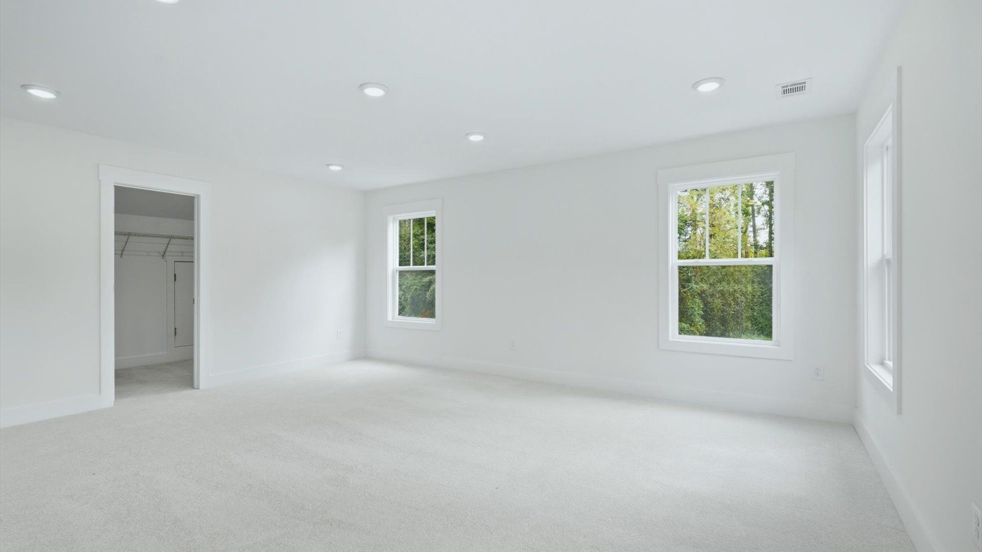 Desirable primary suite layout with spacious en suite bath in a proven, established community near Lake Hartwell