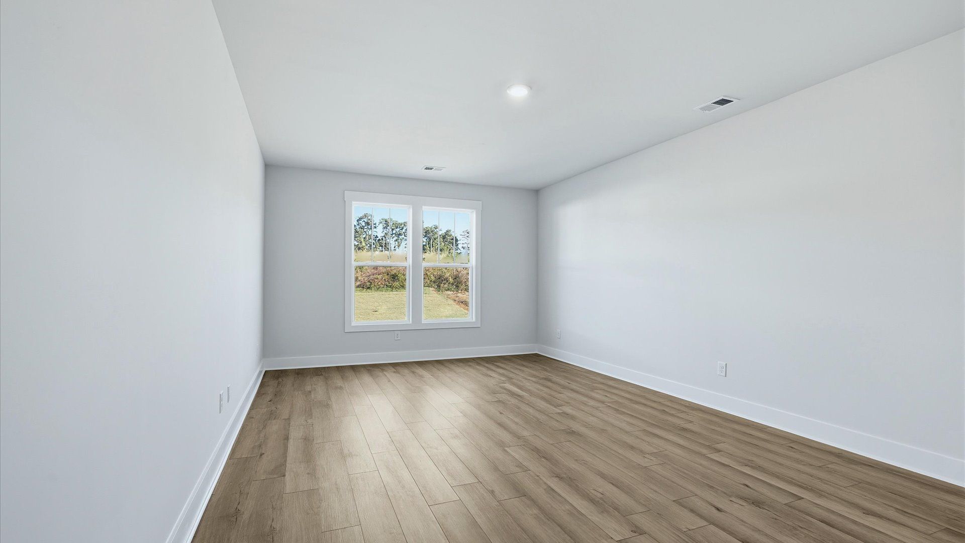Desirable primary suite layout with spacious en suite bath in a proven, established community near Downtown Simpsonville