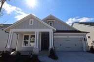 Maple Grove at Towne Lake por David Weekley Homes en Atlanta Georgia