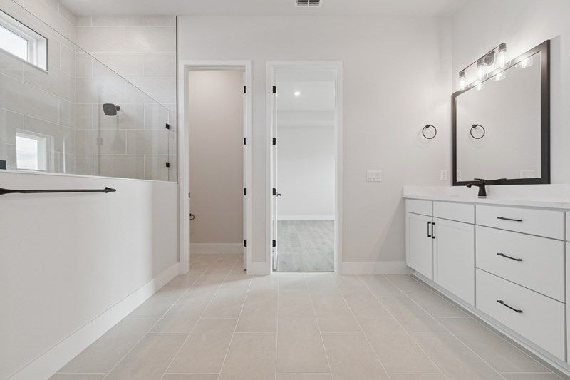 The Cecelia - Owner's Bath
