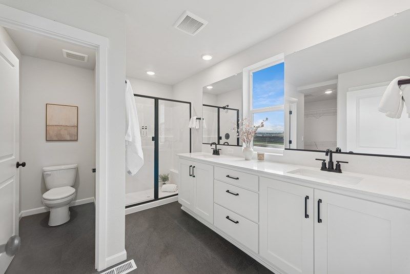 The Bridlemile - Owner's Bath