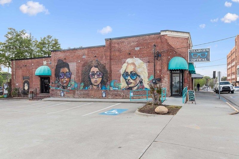 Nearby Shopping, Dining and Entertainment