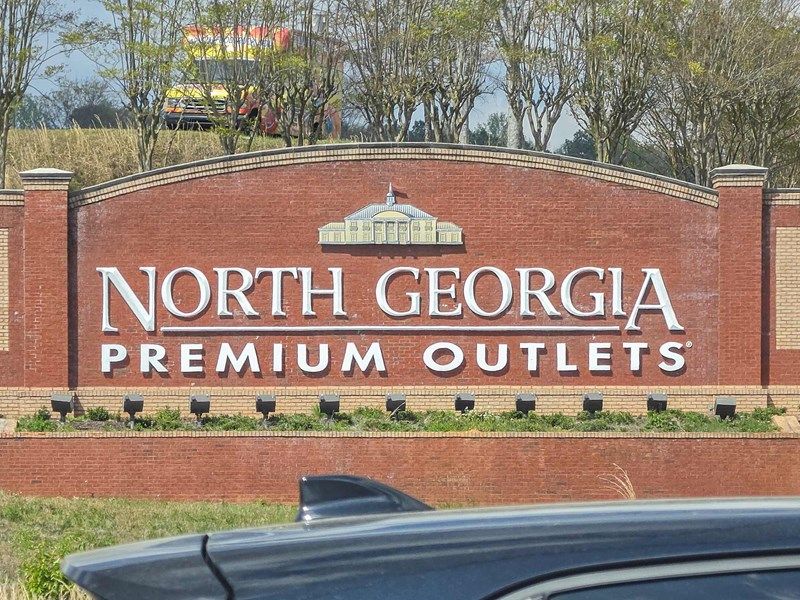 Nearby Shopping, Dining and Entertainment