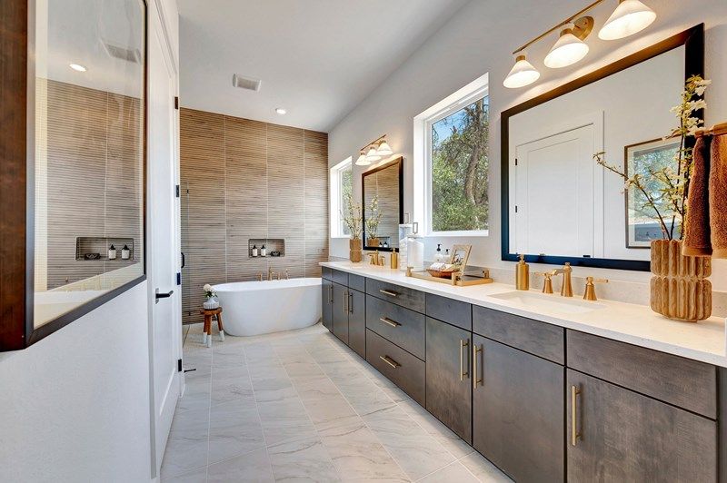 The Centeno - Owner's Bath