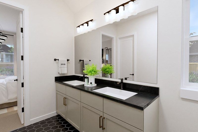 The Edinburgh - Owner's Bath