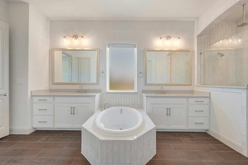 The Maidstone - Owner's Bath