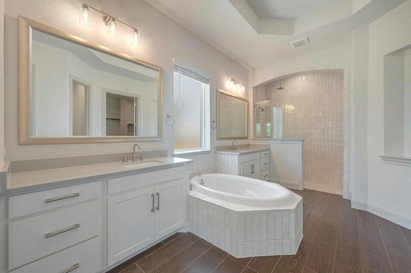 The Maidstone - Owner's Bath