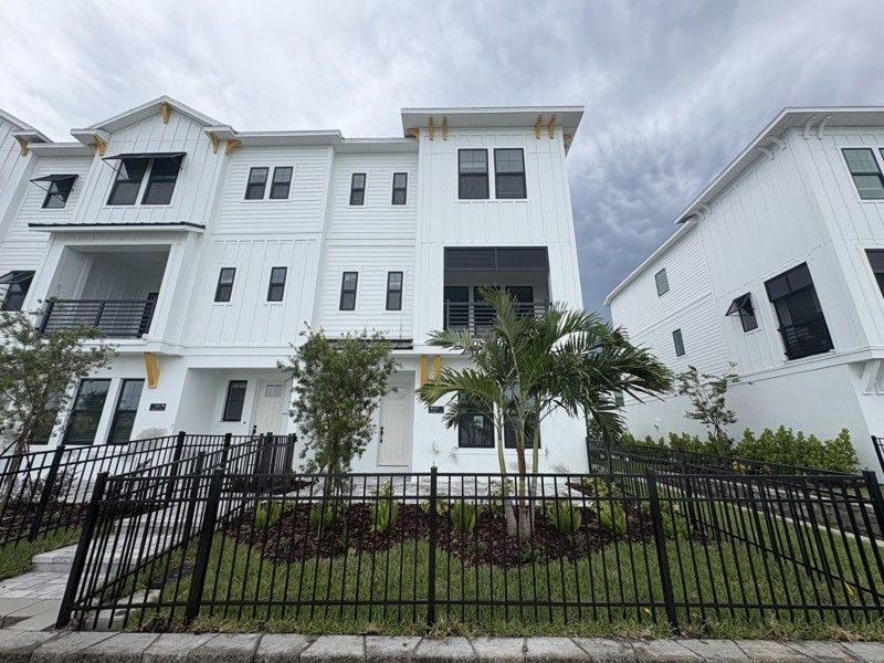 Emerald Landing at Waterside at Lakewood Ranch – City Homes por David Weekley Homes en Sarasota-Bradenton Florida