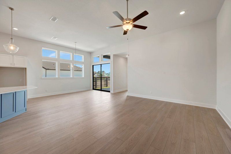 Bridgeland Central: Emerald Heights - Enclave Row Collection por David Weekley Homes en Houston Texas