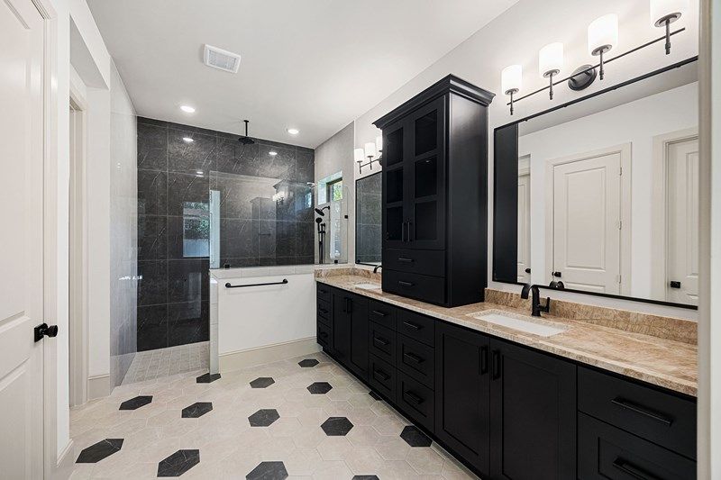7749 Dogwood - Owner's Bath