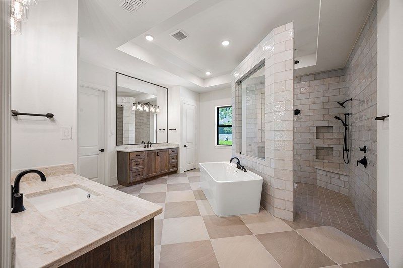 7745 Dogwood - Owner's Bath