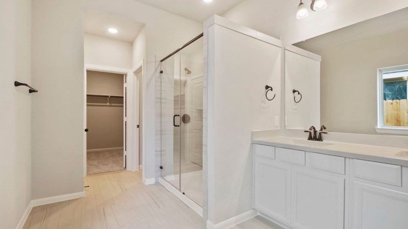 The Cloverstone - Owner's Bath