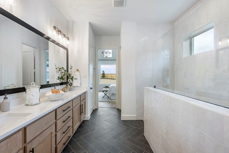 The Leeward - Owner's Bath