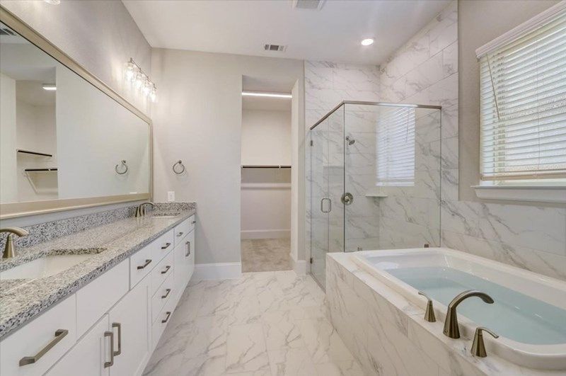 The Owen - Owner's Bath