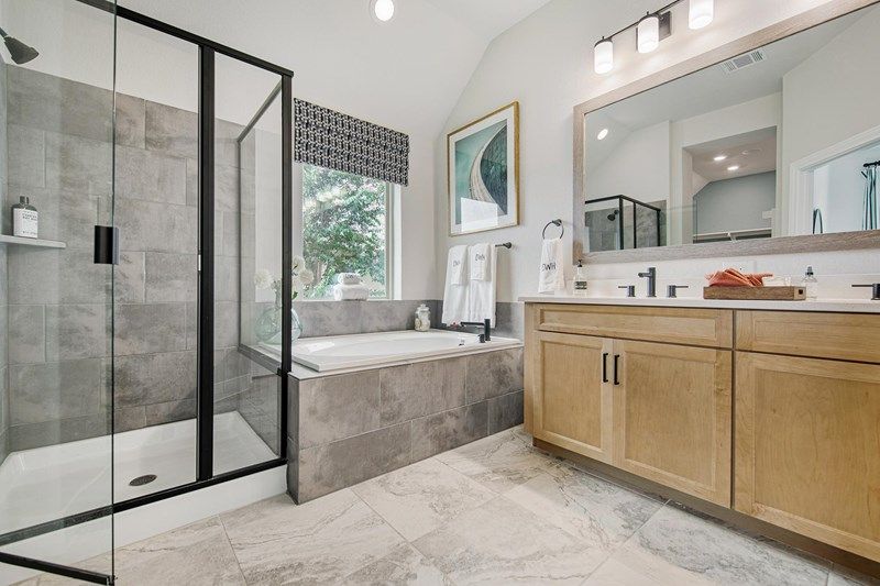 The Bluebonnet - Owner's Bath