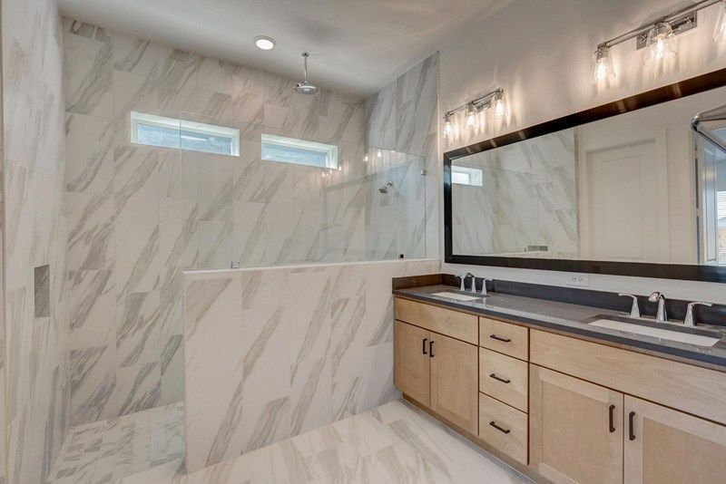 The Bluffwood - Owner's Bath