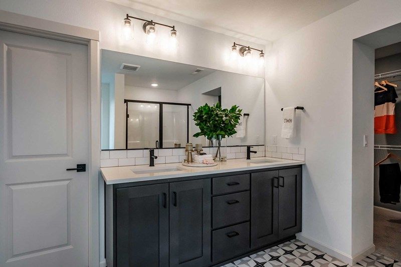The Longdale - Owner's Bath