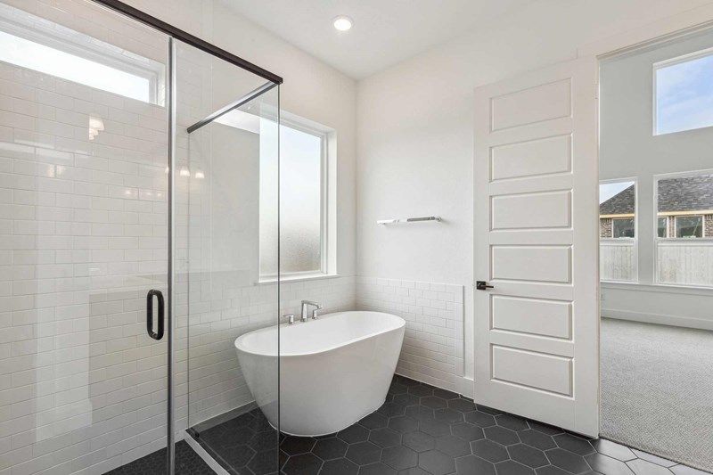 The Narrowleaf - Owner's Bath