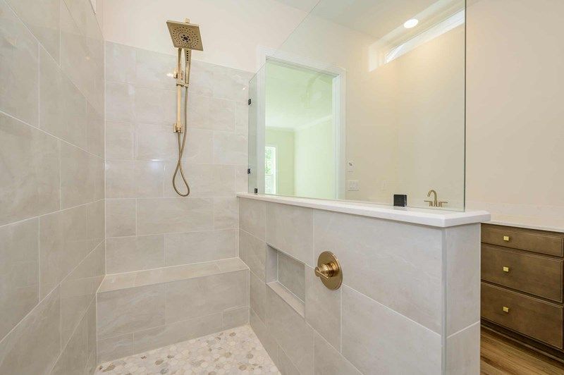 The Luster - Owner's Bath