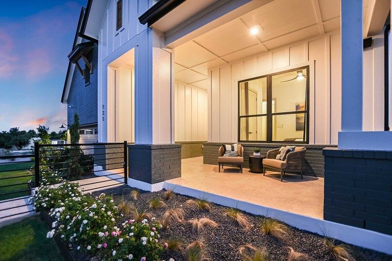 The Lavender - Porch